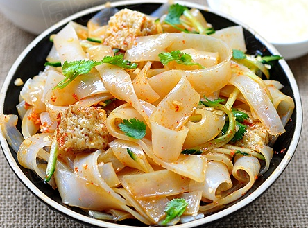 自制涼皮,簡(jiǎn)單又干凈,看著都流口水~